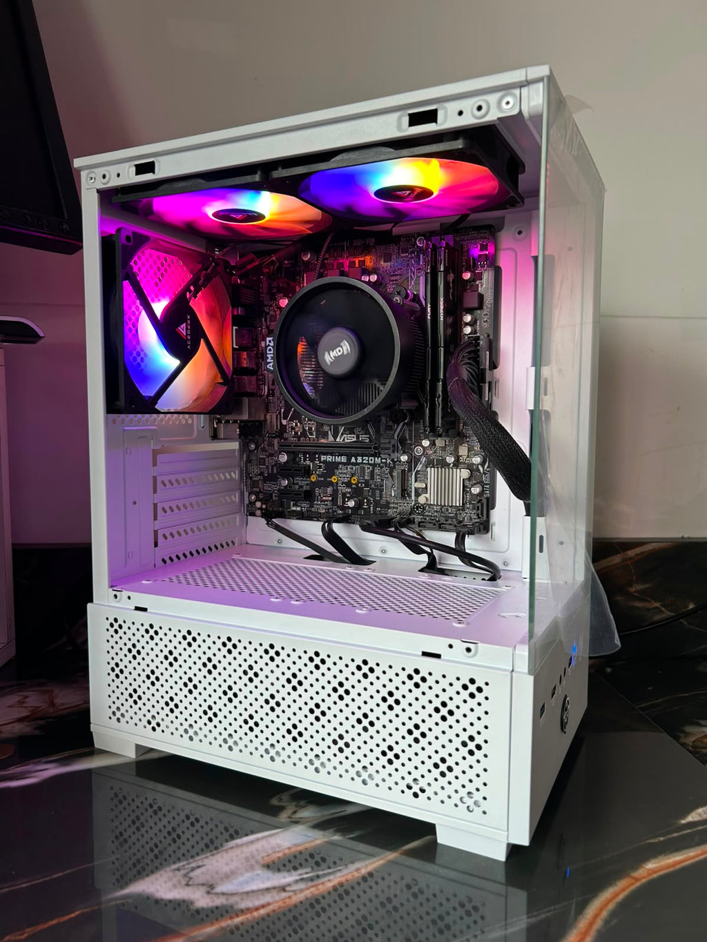 PC Gamer AMD Ryzen 3 2200G | 8GB DDR4 Dual Channel | SSD 128GB | Radeon Vega 8 | Nota Fiscal e 1 Ano de Garantia