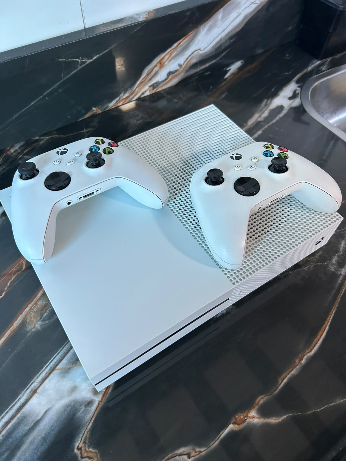 Xbox One S 500GB | 2 Controles | Seminovo | 1 Mês de Garantia | Nota Fiscal